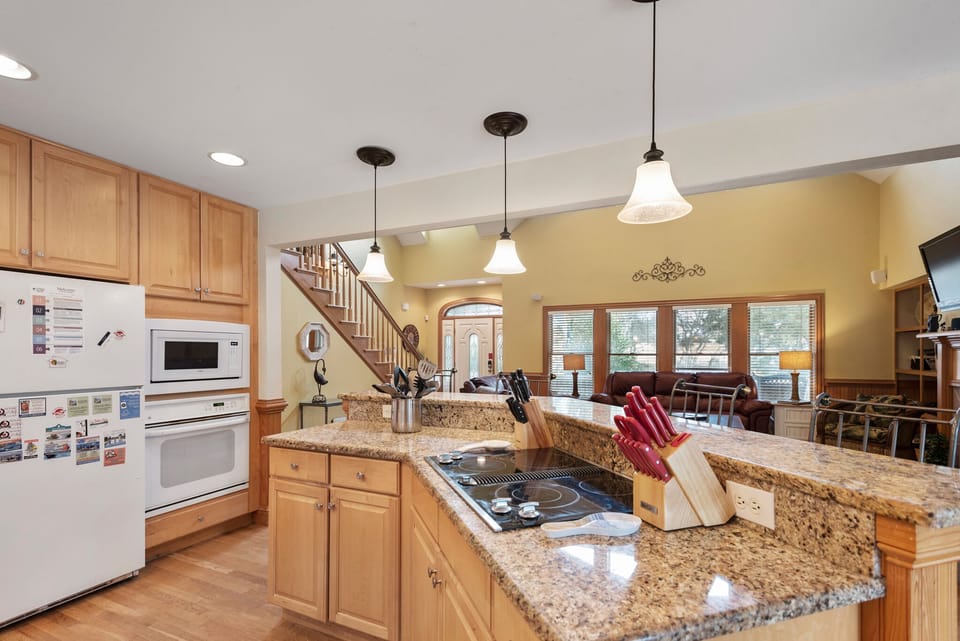 CC258: 40-Love | Mid Level Living Kitchen