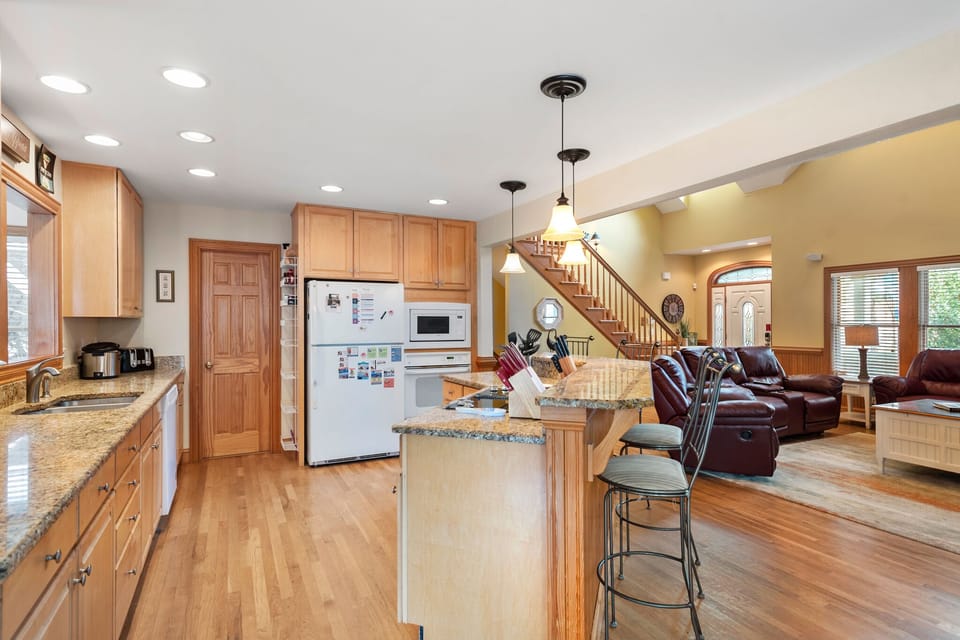 CC258: 40-Love | Mid Level Living Area and Kitchen