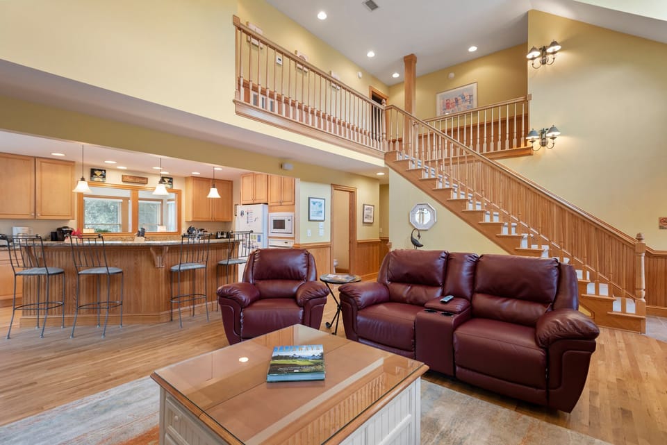 CC258: 40-Love | Mid Level Living Area