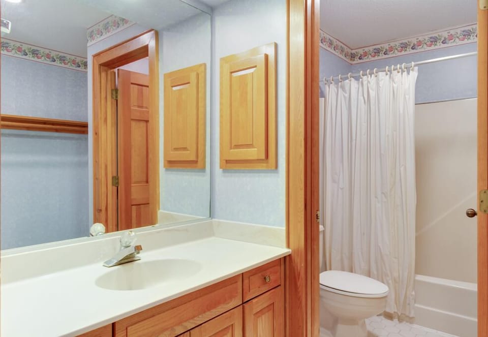 QE1: Shoenthal | Top Level Bedroom 2 Private Bath