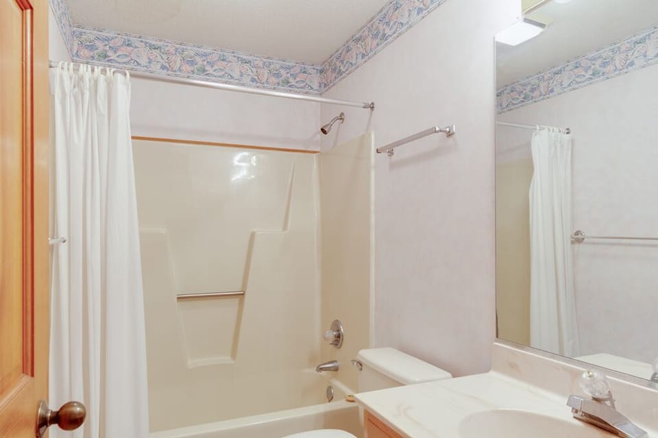 QE1: Shoenthal |Mid Level Bath
