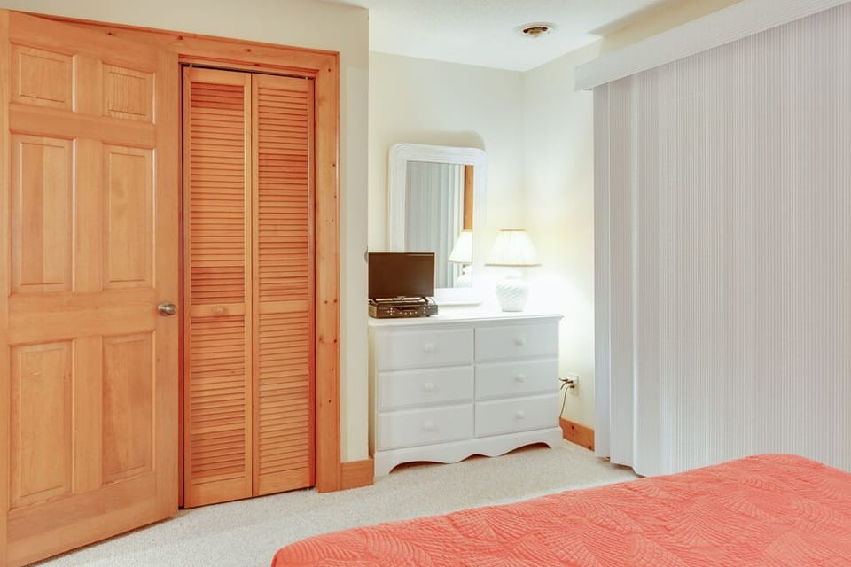 QE1: Shoenthal | Mid Level Bedroom 1