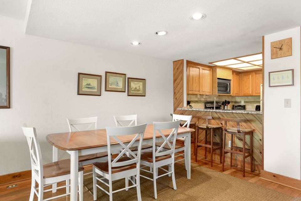 QE3: The Quay E3 | Mid Level Dining Area
