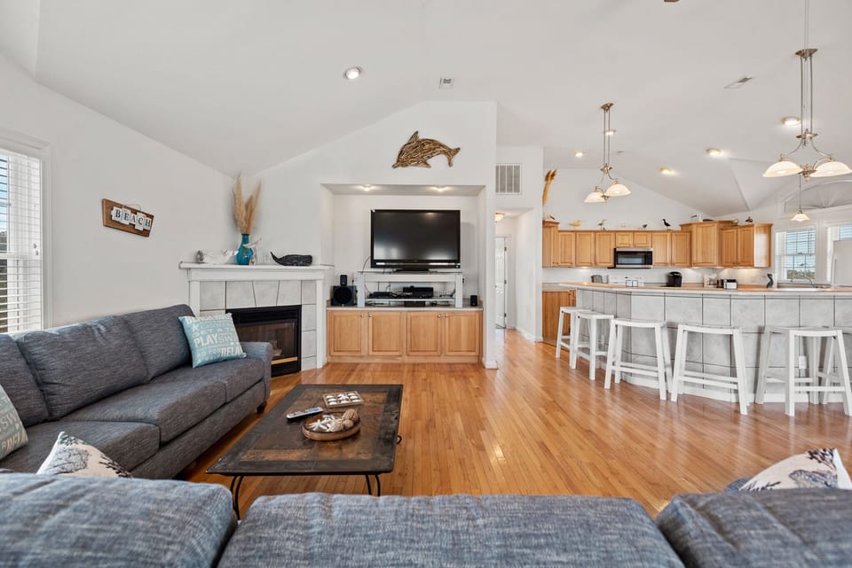 SN07: Summer Rental | Top Level Living Area