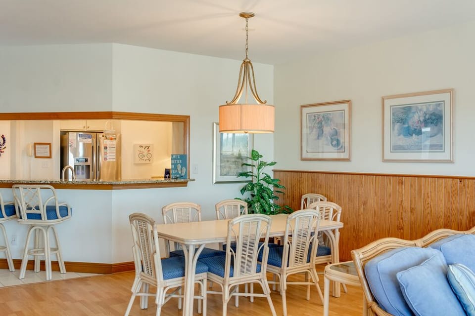SP4B: Sea Pointe 4B | Bottom Level Dining Area