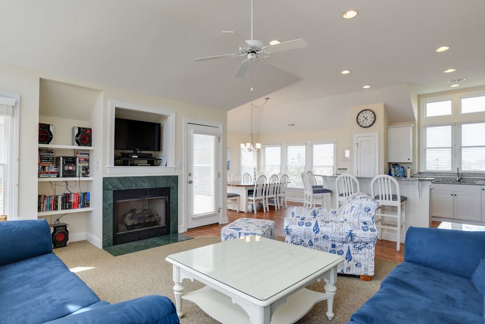 SV10: The Sandcastle By The Sea | Top Level Living Area