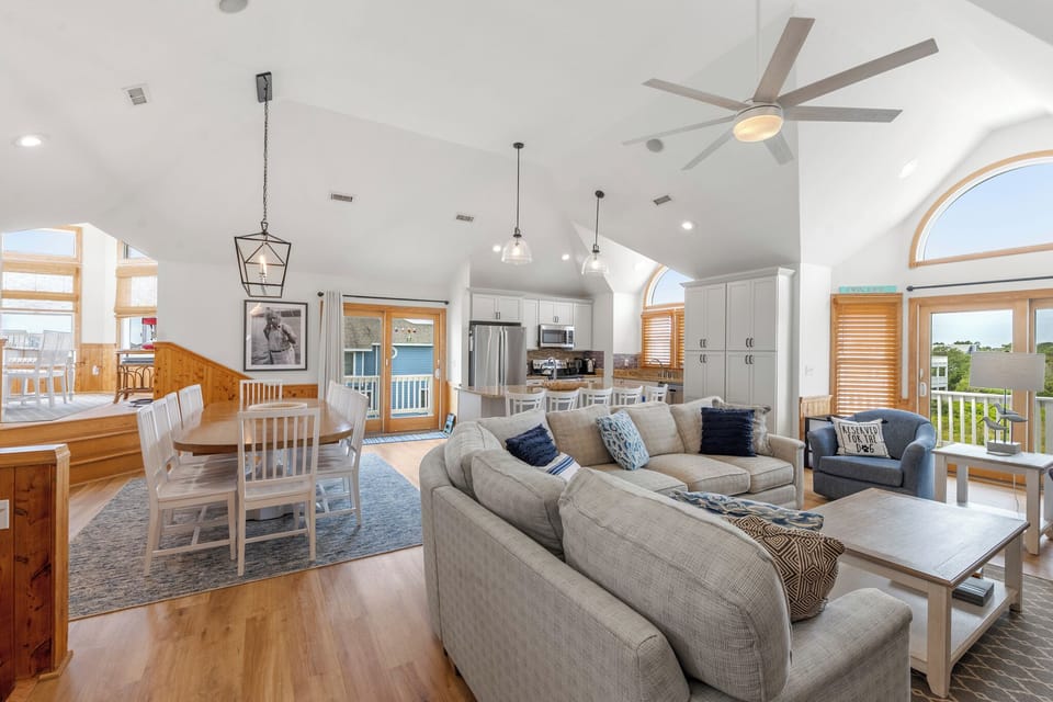 WH399: E=M(Sea)2 | Top Level Living and Dining Area
