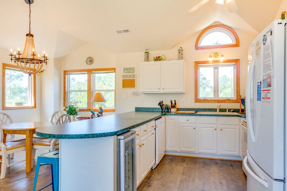 WH557: A Parrots Perch l Top Level Kitchen