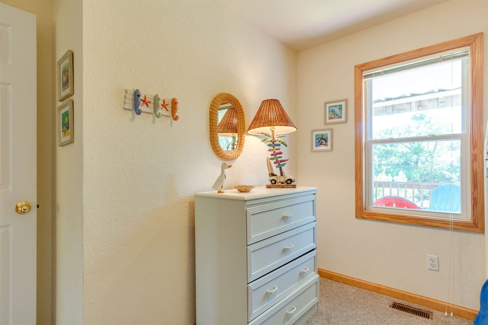 WH557: A Parrots Perch l Mid Level Bedroom 3