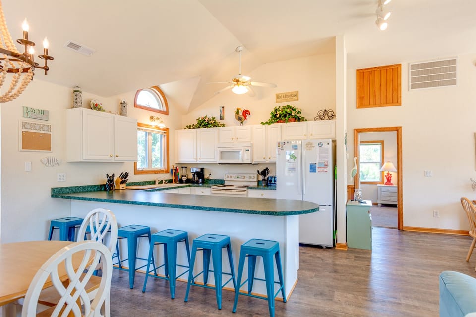 WH557: A Parrots Perch l Top Level Kitchen
