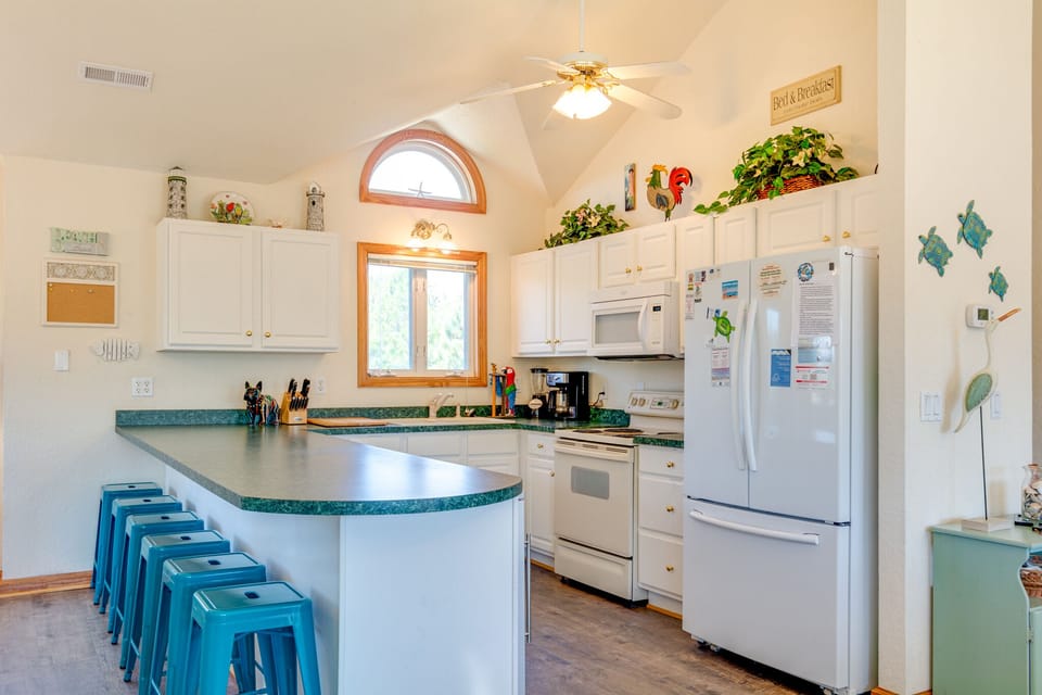 WH557: A Parrots Perch l Top Level Kitchen