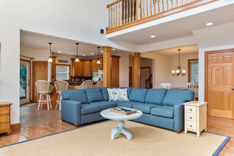 CC303: Sea-Esta | Bottom Level Living Area