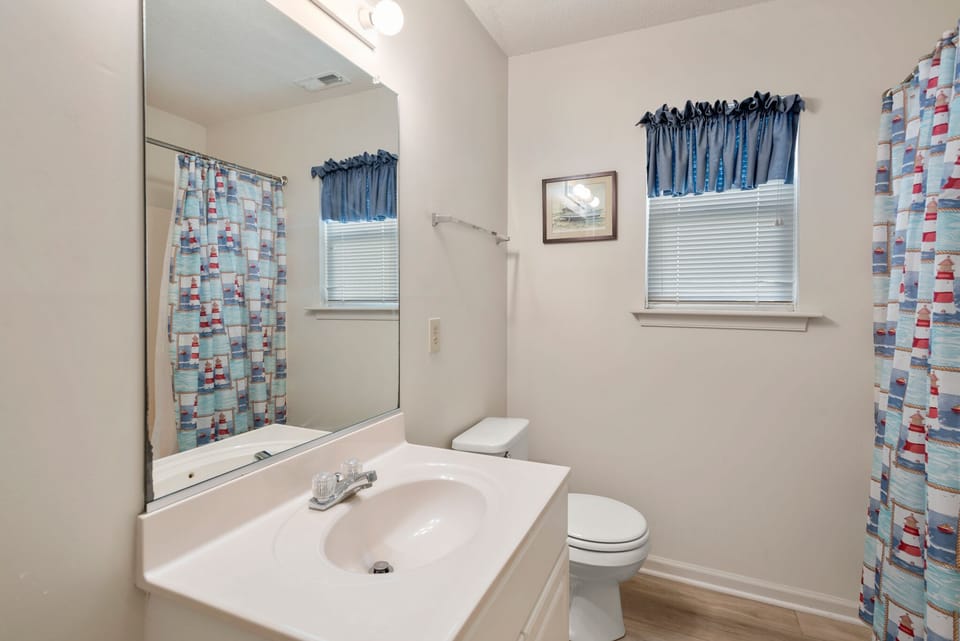 DR28: Crabby Patty | Mid Level Full Bath