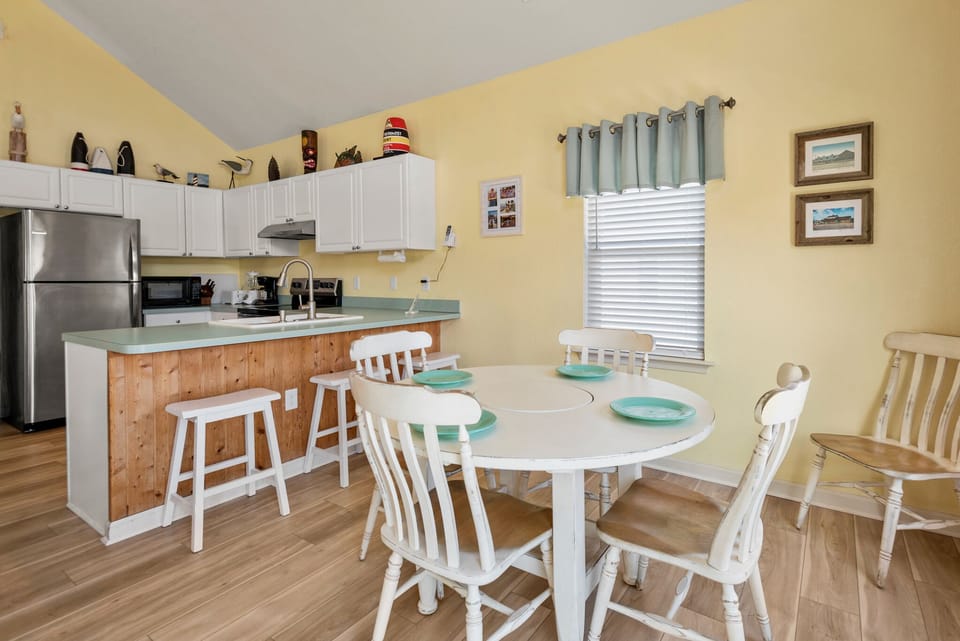 DR28: Crabby Patty | Top Level Dining Area and Kitchen