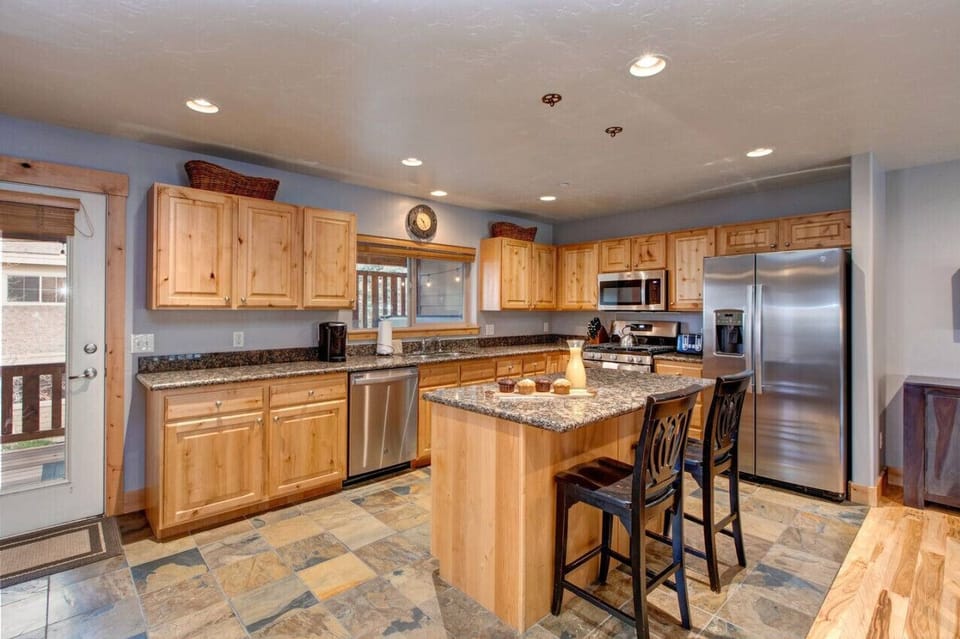 Enjoy cooking a meal in this fully stocked kitchen.