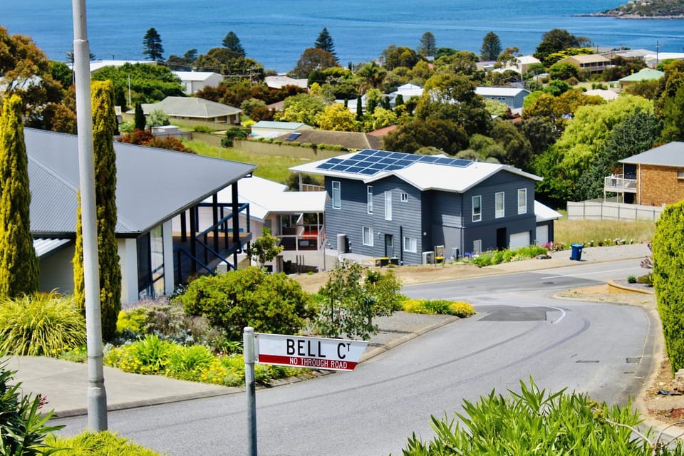 Prime Location – Walk to the Beach
Situated within walking distance of Encounter Bay’s coastline, walking trails, cafés, and attractions.