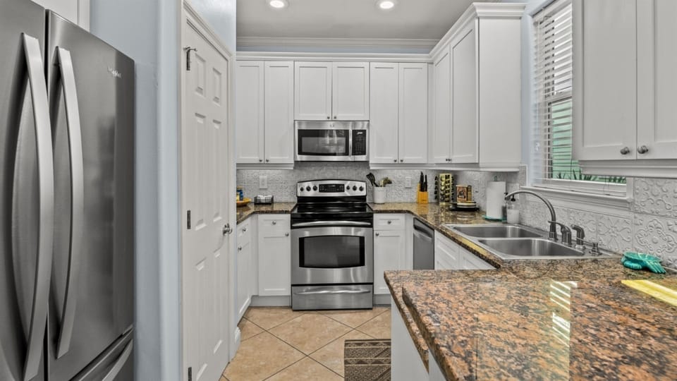 A full-size, fully equipped kitchen for home-cooked breakfasts and easy beach lunches.