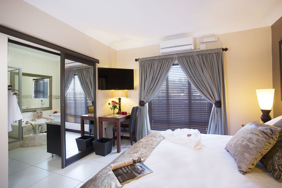 Room (King) | Premium bedding, in-room safe, desk, iron/ironing board