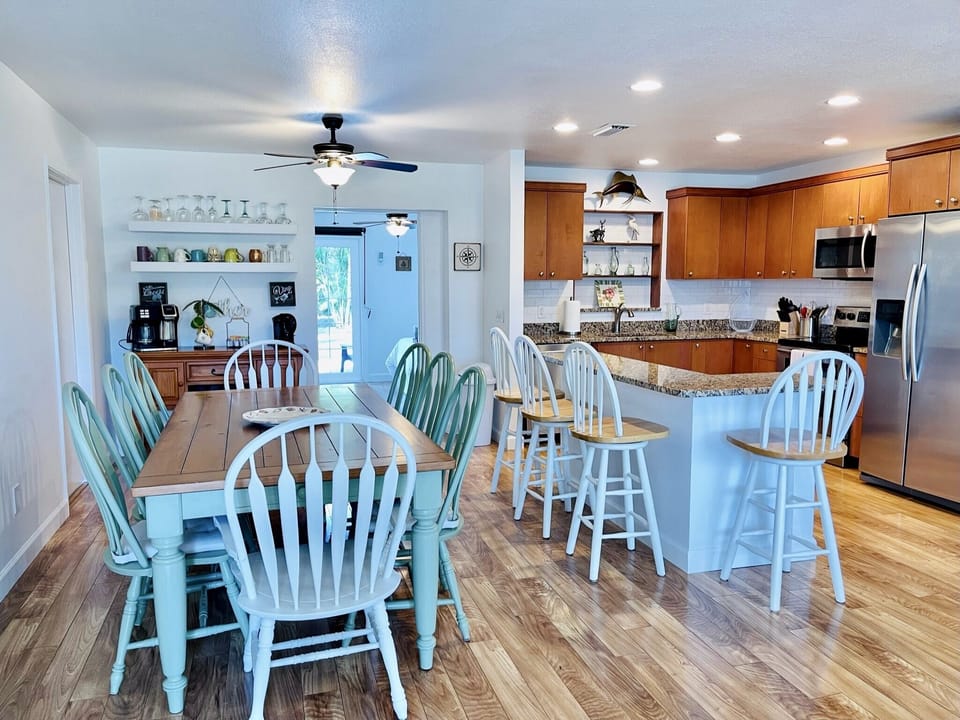 The open concept Dining Area & Kitchen allows for comfortable cooking & dining. 