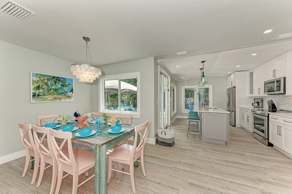 dining table seating at Sea La Vie