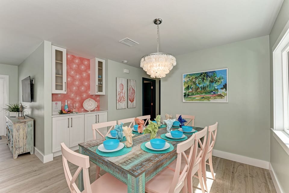 alternative angle of dining table seating at Sea La Vie