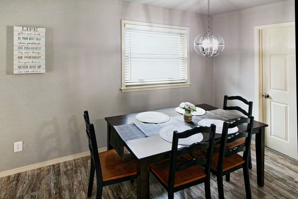 Dining area has table for 6
