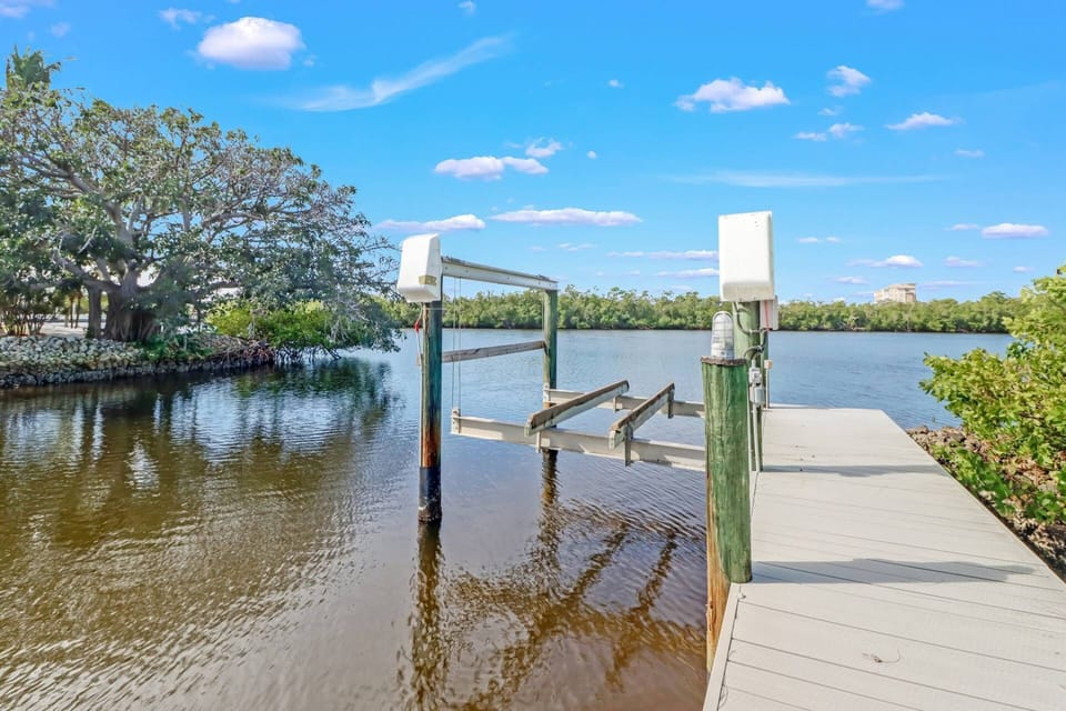 The dock can accomodate an 18'-24' boat.