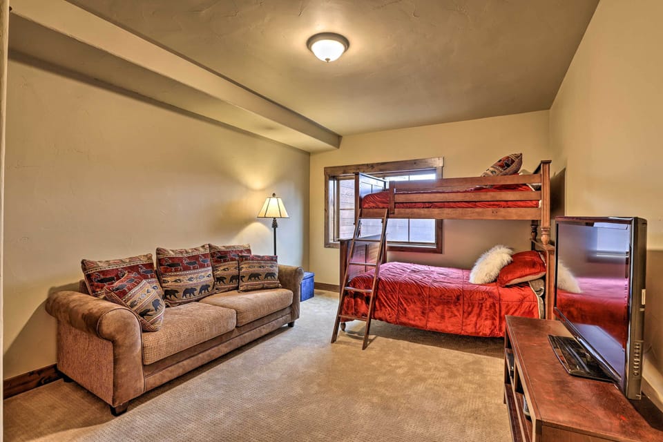 Bedroom 4 | 1st Floor | Twin/Full Bunk Bed | Sleeper Sofa