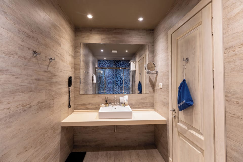 Suite, Balcony | Bathroom | Shower, free toiletries, hair dryer, bathrobes