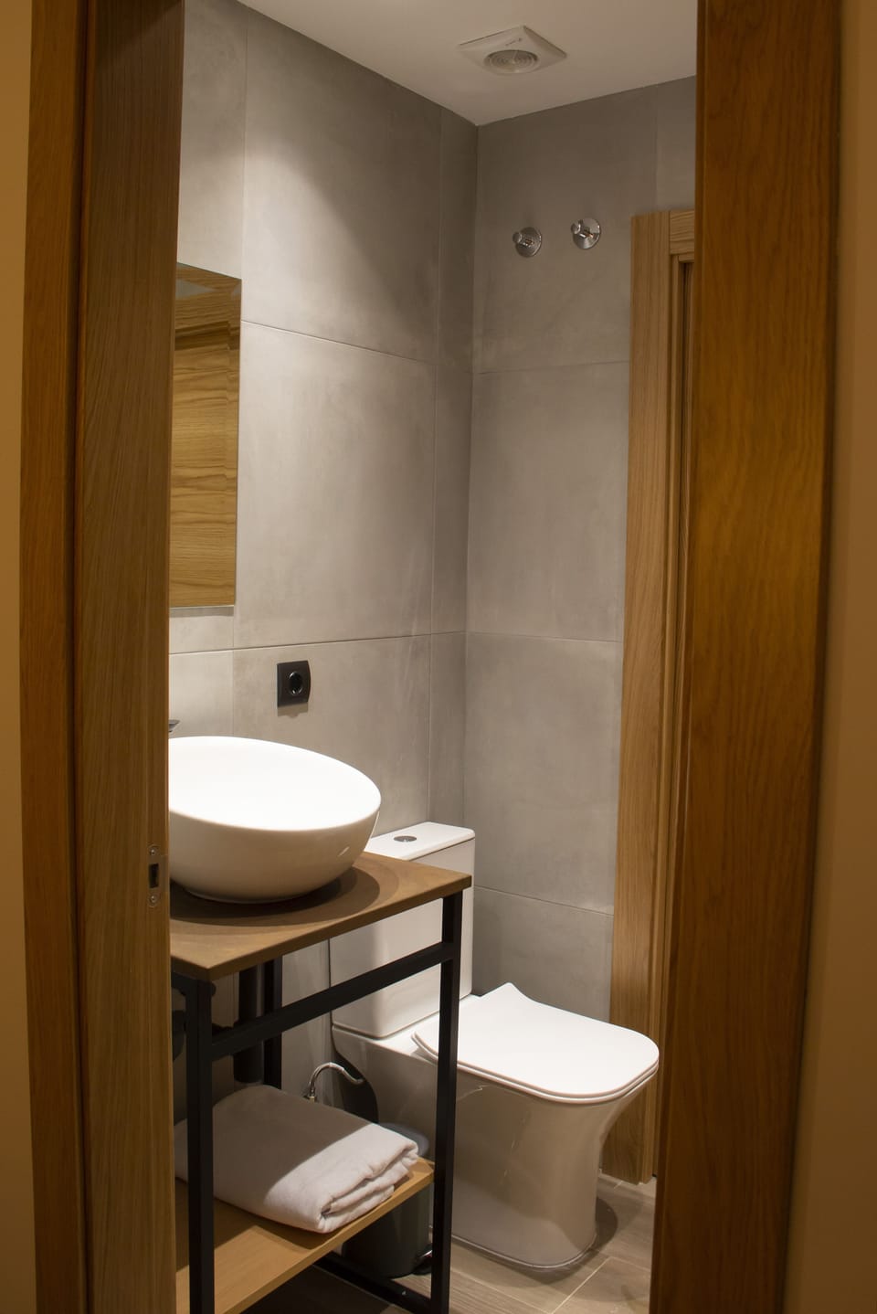 Shower, rainfall showerhead, free toiletries, hair dryer