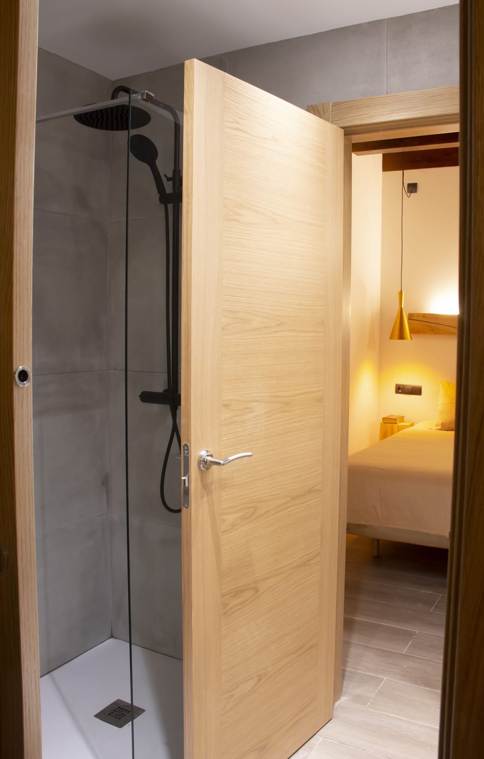 Shower, rainfall showerhead, free toiletries, hair dryer
