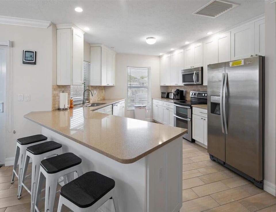 Kitchen with breakfast bar