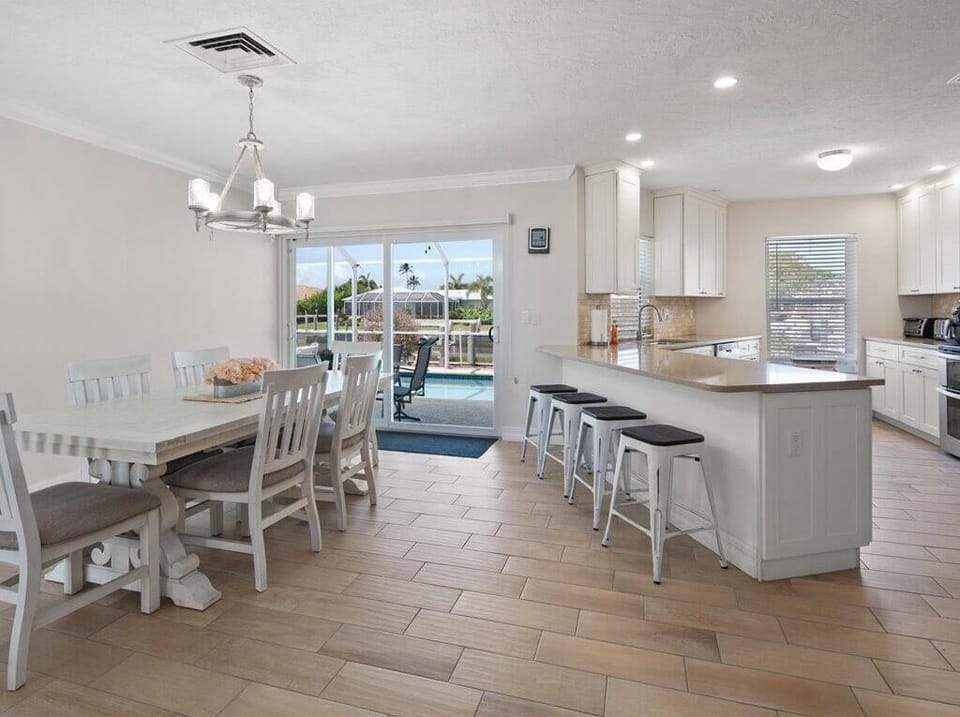 Dining Area & Breakfast Bar