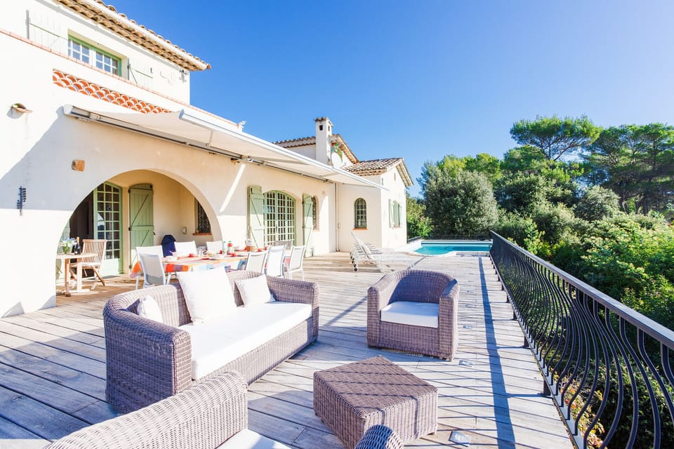 Equipped terrace and swimming pool