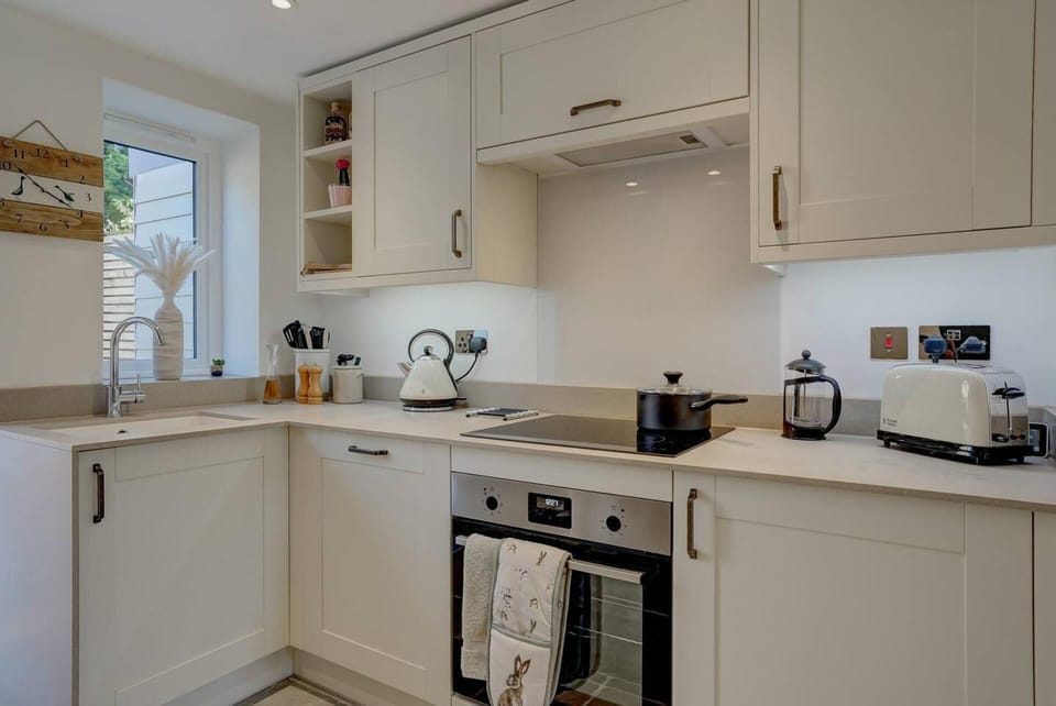 Cottage | Private kitchen | Fridge, microwave, oven, stovetop