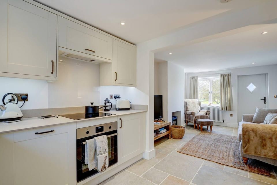 Cottage | Private kitchen | Fridge, microwave, oven, stovetop