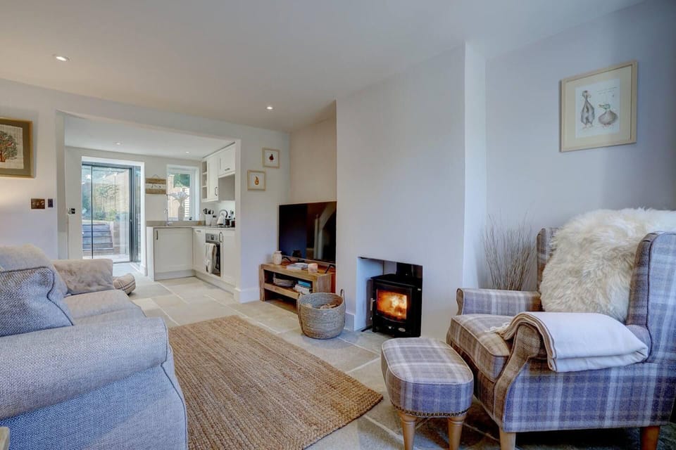 Cottage | Living area | 30-inch TV with cable channels, fireplace