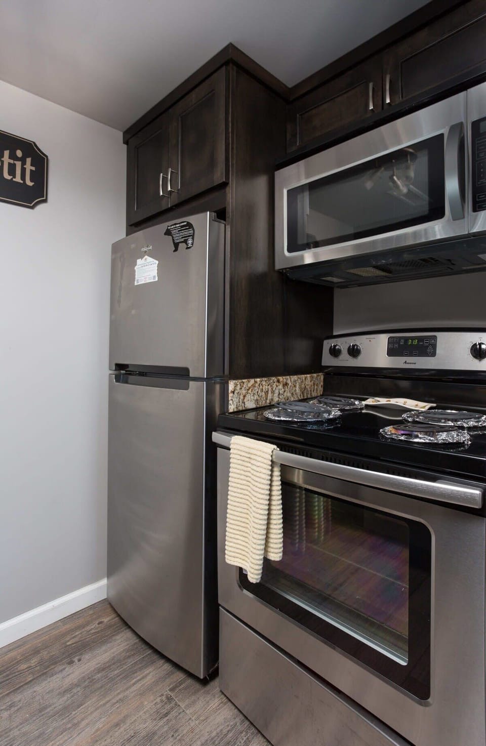 Kitchen Complete With Stainless Steel Appliances!