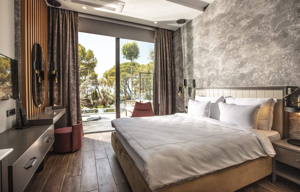 Comfort Room Main Building Swim Up (Only Adults) | Premium bedding, Select Comfort beds, minibar, in-room safe