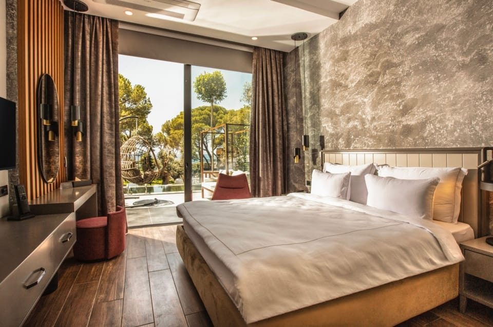 Comfort Room Main Building Swim Up (Only Adults) | Premium bedding, Select Comfort beds, minibar, in-room safe