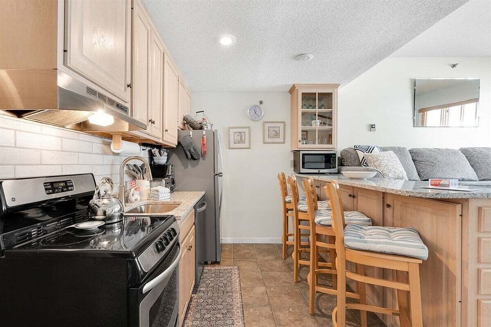 Kitchen/dining area with seating for four