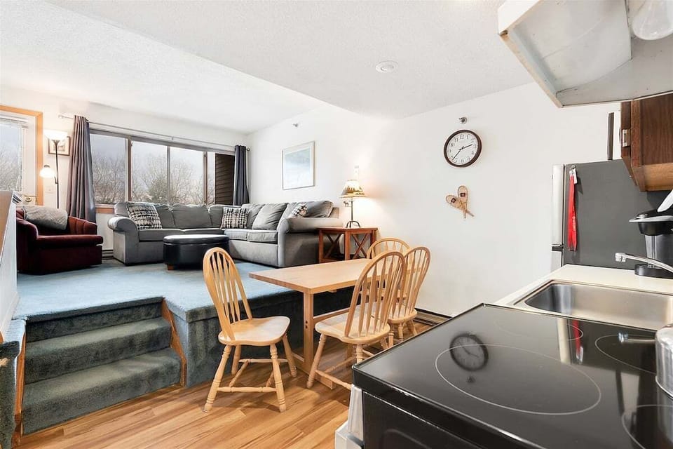 Kitchen/dining area with seating for four