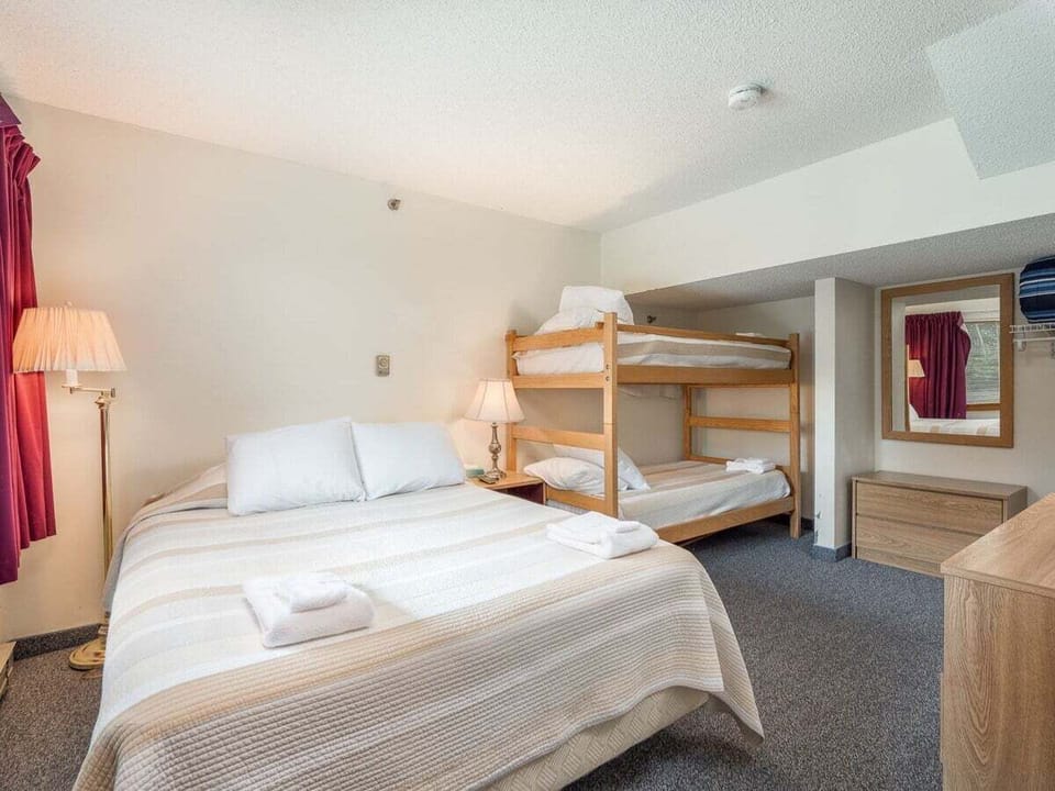 Bedroom with queen and twin bunk beds