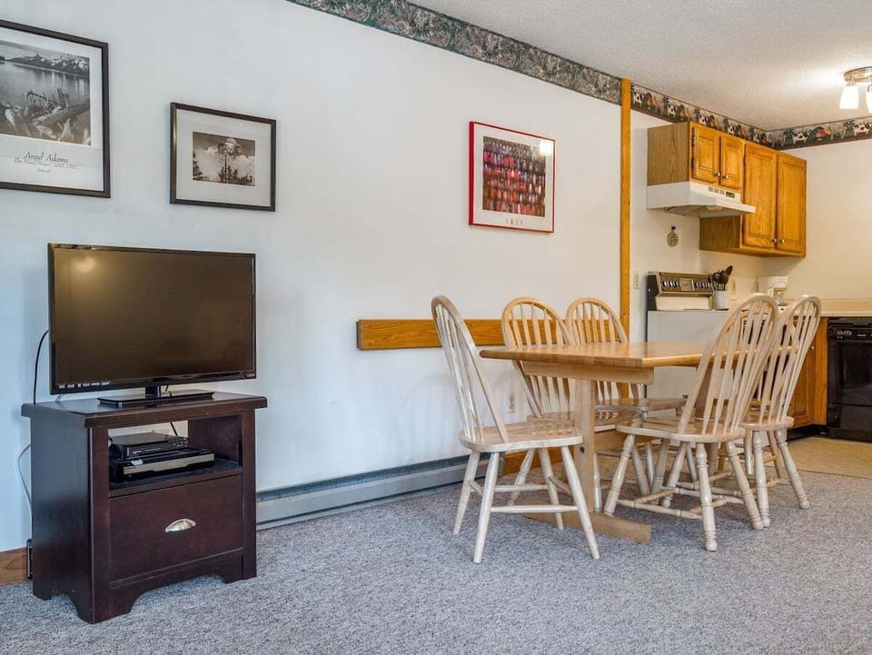 Dining room area with seating for 6