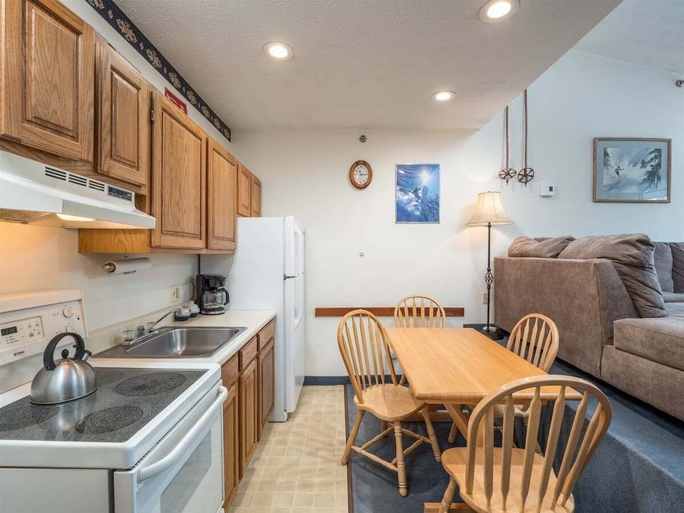 Dining/Kitchen Area