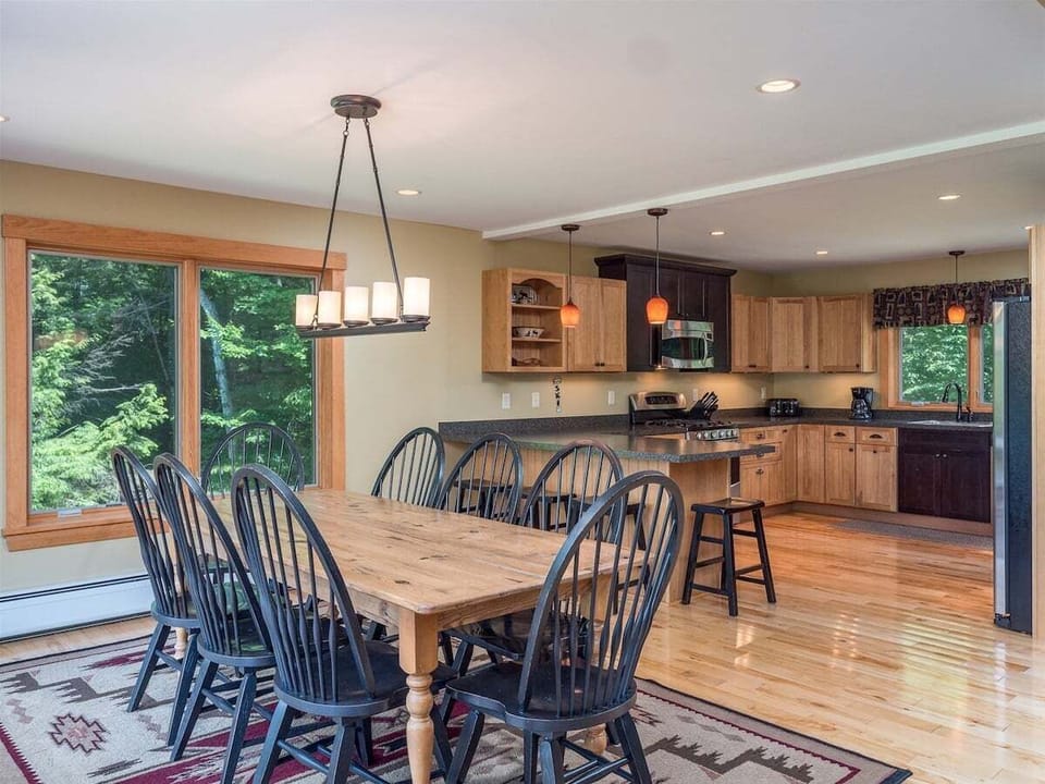Dining Area Seating for 8/Kitchen Area