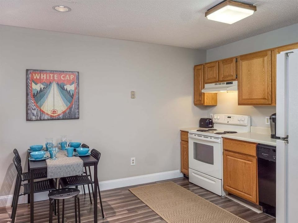 Dining/Kitchen Area