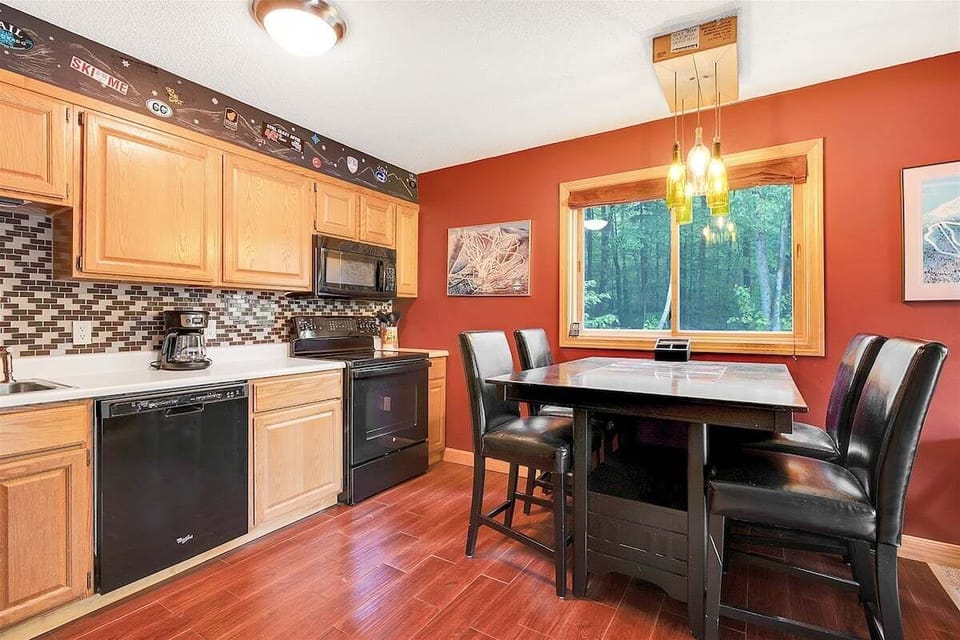 Dining/kitchen area - seating for four