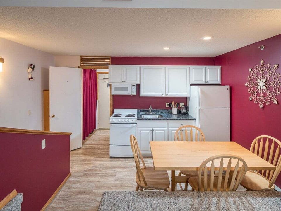 Dining/kitchen area
