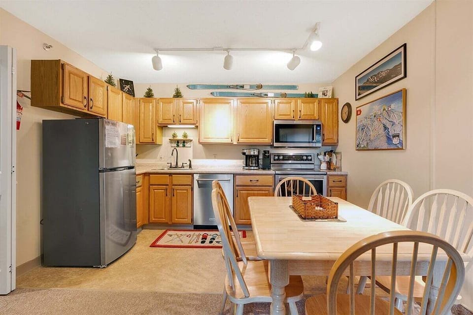Dining/kitchen area